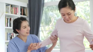 Hemşire kadın hastayı evde tutuyor.