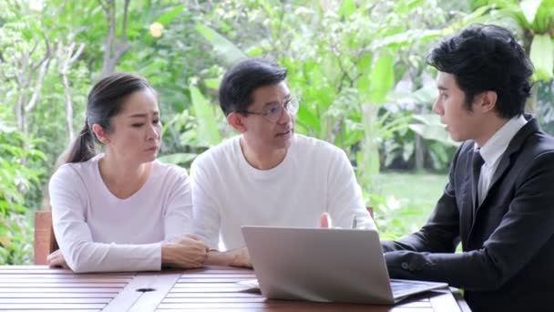 아시아 시니어 부부는 고문과 앉아있다 진지한 분위기로 고문과 이야기 — 비디오