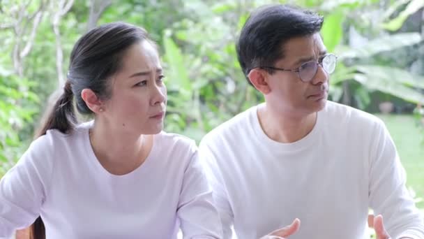 亚洲老年夫妇与财务顾问坐在一起 令人担忧的情绪 退休准备概念 — 图库视频影像