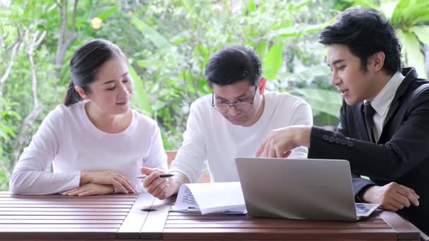 Asiatique Couple Senior Assis Avec Conseiller Financier Regarde Les Papiers — Video