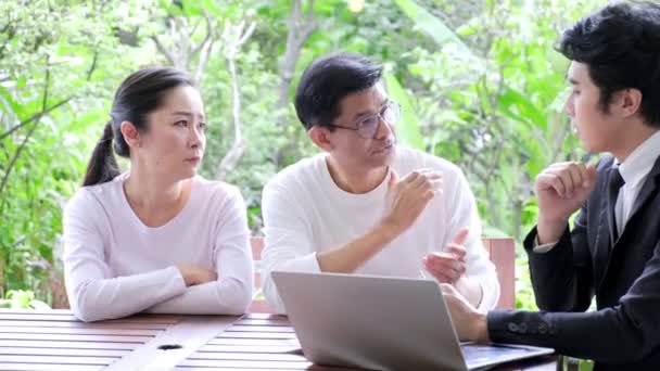 Asijský Starší Pár Který Sedí Finančním Poradcem Diskuse Konzultantem Nenastavená — Stock video