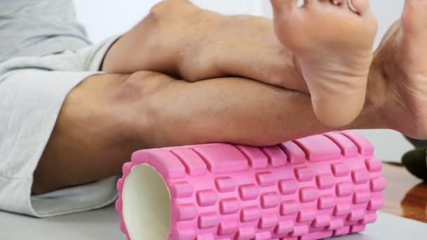 Senior Entspannt Sein Bein Auf Einem Stück Gummi — Stockvideo