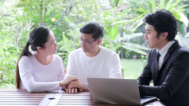 Asiatique Couple Senior Assis Avec Conseiller Financier Inquiète Toi Des — Video