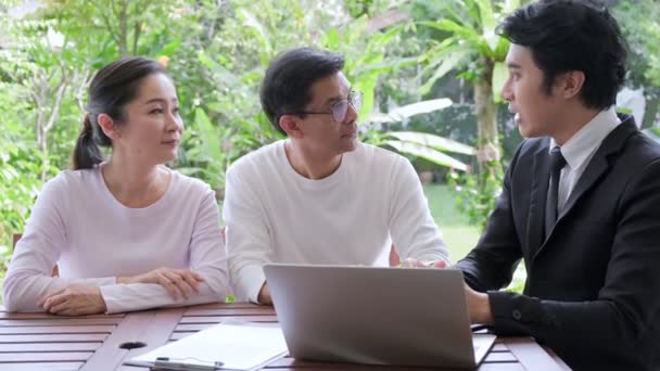 Casal Sênior Asiático Sentado Com Conselheiro Financeiro Humor Muito Animado — Vídeo de Stock