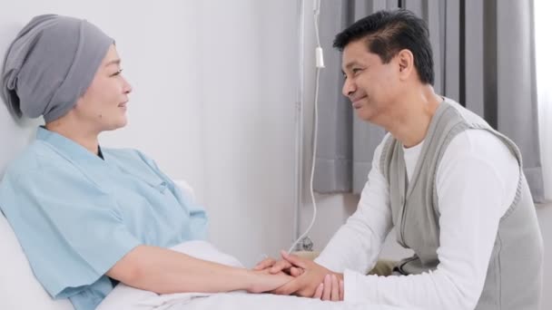 Hombre Mayor Asiático Consolando Esposa Enferma Cama Tomados Mano Concepto — Vídeos de Stock