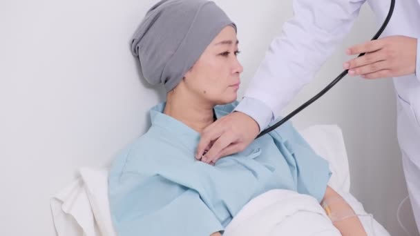 Young Asian Doctor Examine His Senior Woman Patient Bed — 비디오