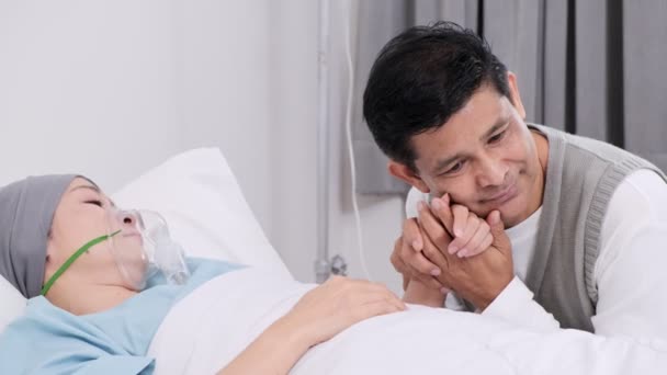 Asiatiska Senior Man Pratar Med Sin Sjuka Hustru Sängen Sjukhuset — Stockvideo