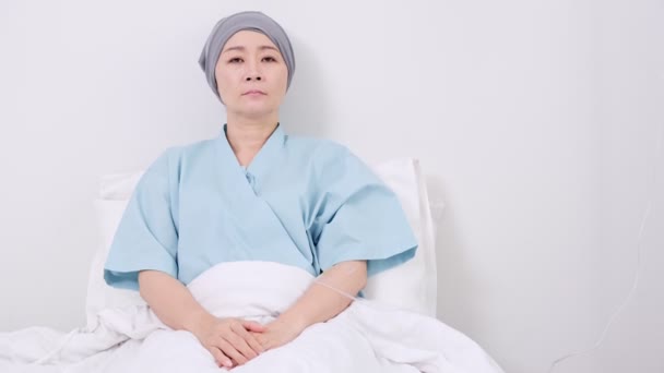 Senior Asiatisk Kvinna Patient Tittar Tryck Sjukhussäng Med Kopierings Utrymme — Stockvideo
