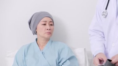 Doktor kanser hakkında söyledim sonra Asya yaşlı kadın şok.