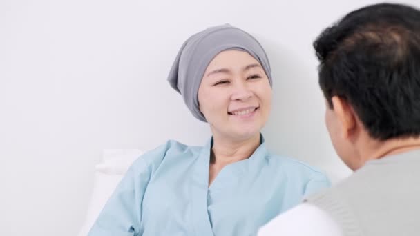亚洲老人在医院病床上与生病的妻子交谈 心情愉快 老年生活理念 — 图库视频影像
