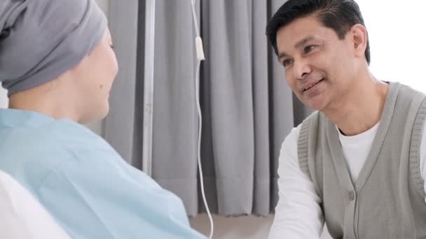 Homem Idoso Asiático Falando Sério Com Sua Esposa Doente Cama — Vídeo de Stock