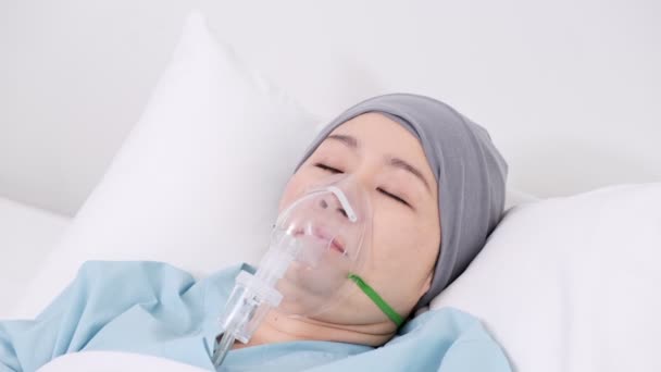 Senior Asian Woman Patient Sleeping Oxygen Mask Hospital Bed Senior — Stock Video