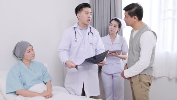 Aziatische Senior Vrouw Leggen Bed Met Dokter Verpleegster Haar Vrouw — Stockvideo