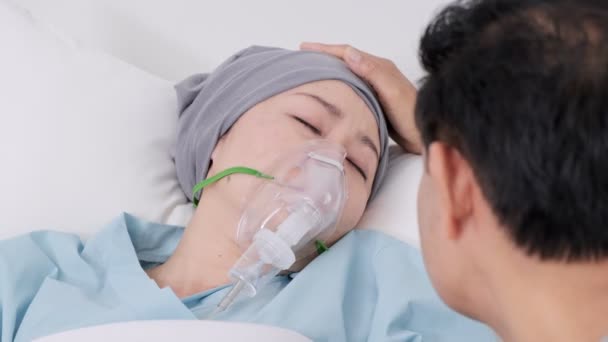 亚洲老人在医院病床上与生病的妻子说话 心情极为激动 手牵着手 老年生活理念 — 图库视频影像
