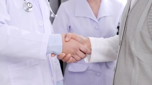 高级亚洲男子与医生握手 与护士的背景 — 图库视频影像