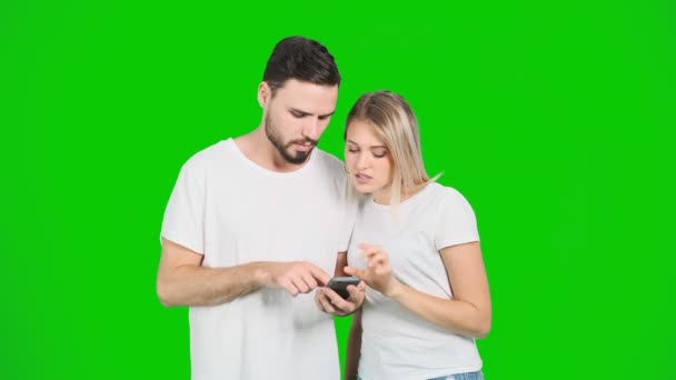 Casal Jovem Tentando Encontrar Uma Direção Usando Aplicativo Móvel Tela — Vídeo de Stock