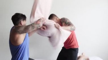 Beyaz eşcinsel çift evde yastık mücadele ediyor