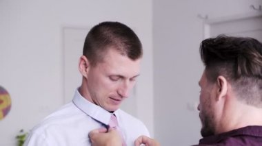 Eşcinsel adam erkek arkadaşı için soyunma yardımcı oluyor