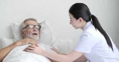 Asyalı hemşire olgun erkek hasta ziyaret ediyor