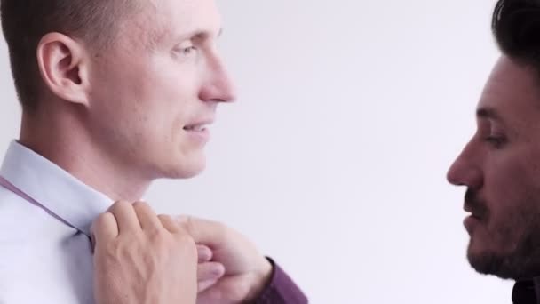 Eşcinsel Adam Erkek Arkadaşı Için Soyunma Yardımcı Oluyor — Stok video
