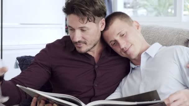 Caucásico Gay Pareja Lectura Libro Beber Vino Casa — Vídeo de stock