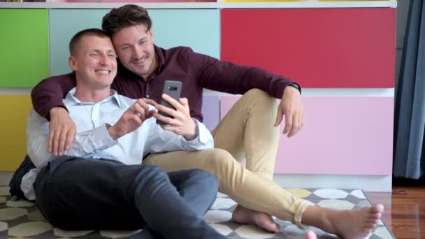 Καυκάσιο Γκέι Ζευγάρι Κάνει Selfie Στο Κινητό Τηλέφωνο Στο Σπίτι — Αρχείο Βίντεο
