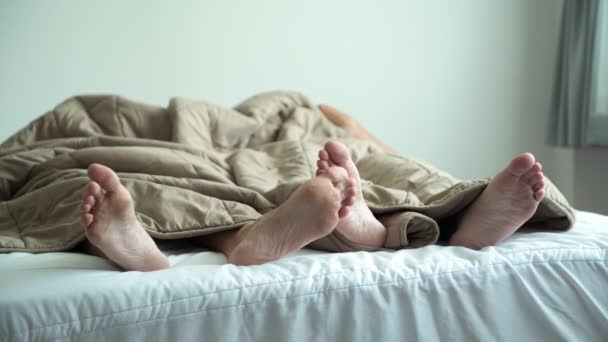 Καυκάσιο Γκέι Ζευγάρι Είναι Ξαπλωμένο Στο Κρεβάτι Κουβέρτα — Αρχείο Βίντεο