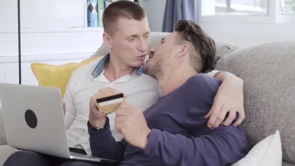 Caucasien Gay Couple Fait Des Achats Ligne Sur Laptopwith Carte — Video