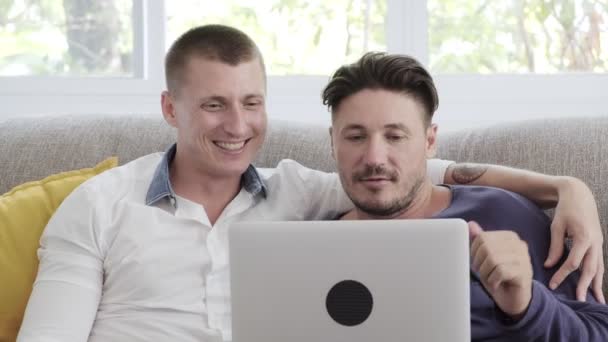 Caucasien Gay Couple Utilise Ordinateur Portable Maison — Video