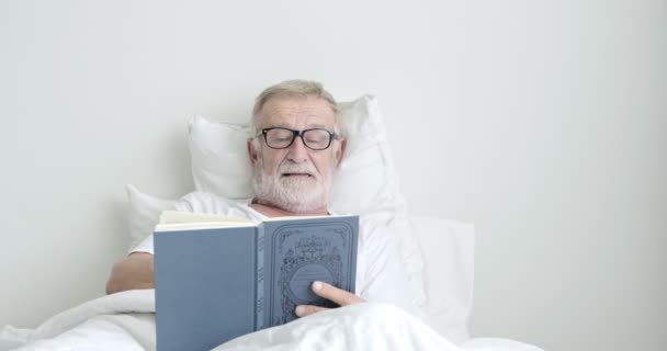 Viejo Asiático Hombre Acostado Cama Lectura Libro Clínica — Vídeo de stock