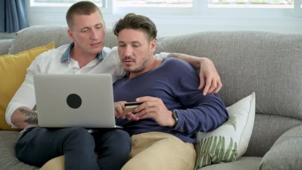 Kafkas Eşcinsel Çift Evde Kredi Kartı Bilgisayar Ile Dizüstü Bilgisayarda — Stok video