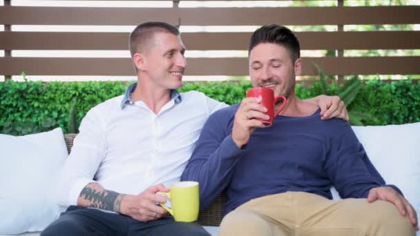 Kaukasische Gay Paar Het Drinken Van Thee Koffie Praten Tuin — Stockvideo