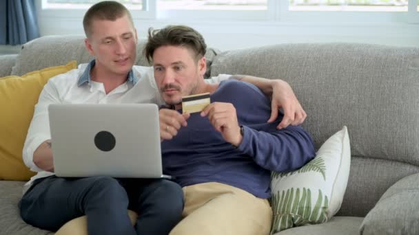 Caucasico Gay Coppia Fare Online Shopping Laptop Con Carta Credito — Video Stock