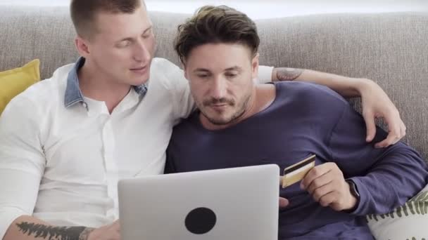Caucásico Pareja Gay Está Haciendo Compras Línea Laptopwith Tarjeta Crédito — Vídeos de Stock