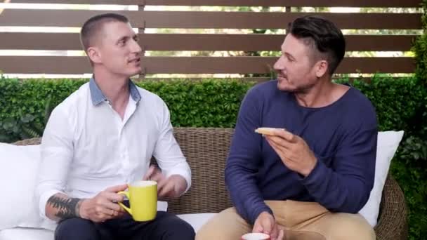 Caucasien Gay Couple Est Assis Dans Jardin Prendre Petit Déjeuner — Video