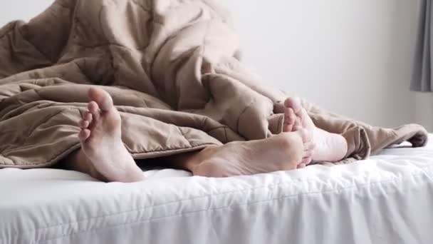 Beyaz Eşcinsel Çift Battaniyenin Altında Yatakta Yatıyor — Stok video