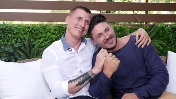 Caucásico Gay Pareja Sentado Jardín Abrazo — Vídeo de stock