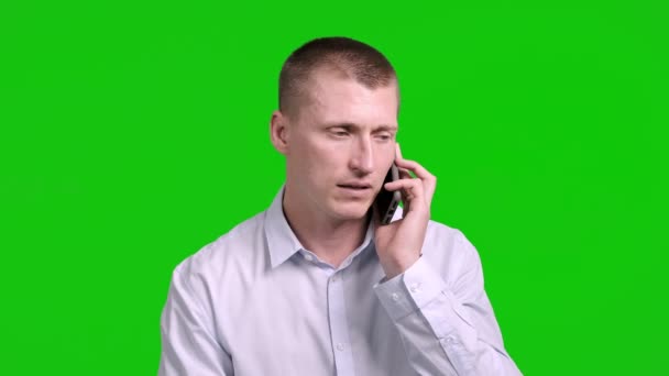 Καυκάσιος Άνθρωπος Μιλά Κινητό Τηλέφωνο Πράσινο Φόντο — Αρχείο Βίντεο