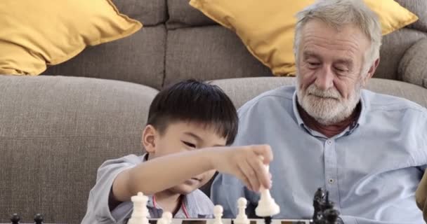 Nonno Sta Giocando Scacchi Con Suo Nipote Casa — Video Stock