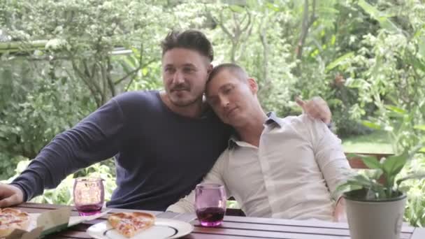 高加索同性恋夫妇在花园里有浪漫的晚餐 — 图库视频影像