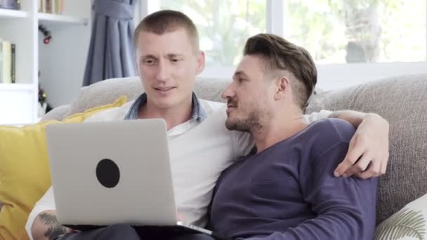 Caucasico Gay Coppia Utilizzando Computer Portatile Casa — Video Stock