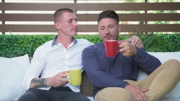 Kaukasiska Homosexuella Par Dricker Eller Kaffe Och Pratar Trädgården — Stockvideo