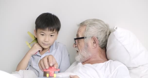 Oude Volwassen Man Spelen Met Speelgoed Vliegtuigen Lezen Boek Met — Stockvideo