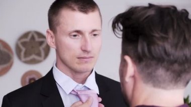 Eşcinsel adam erkek arkadaşı için soyunma yardımcı oluyor