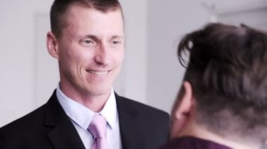 Eşcinsel adam erkek arkadaşı için soyunma yardımcı oluyor