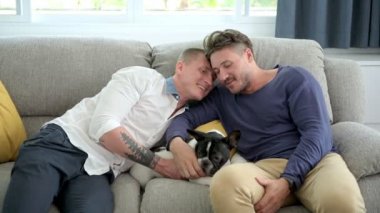 Kafkas eşcinsel çift evde köpekleri ile oynuyor 