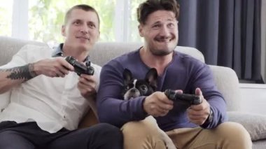 Kafkas eşcinsel çift evde joystics video oyunu oynuyor