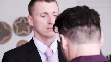 Eşcinsel adam erkek arkadaşı için soyunma yardımcı oluyor