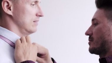 Eşcinsel adam erkek arkadaşı için soyunma yardımcı oluyor