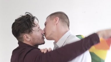 Kafkas eşcinsel çift evde Lgbt bayrağı ile dans ediyor